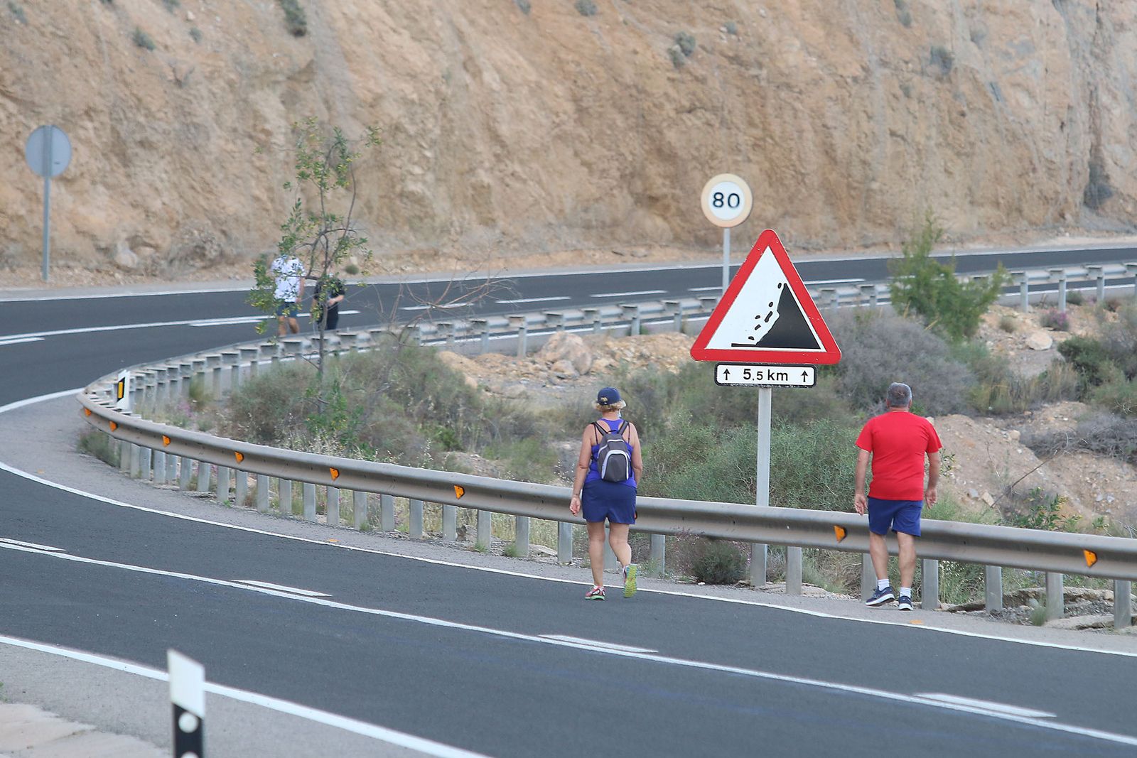 Las imágenes de la gente paseando en la carretera cortada de El Cañarete