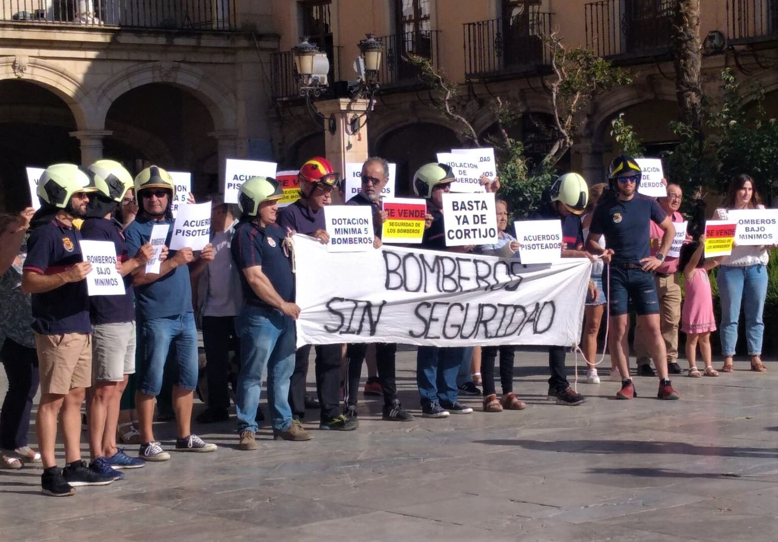 Protesta del personal de Bomberos de Guadix por la falta de efectivos.