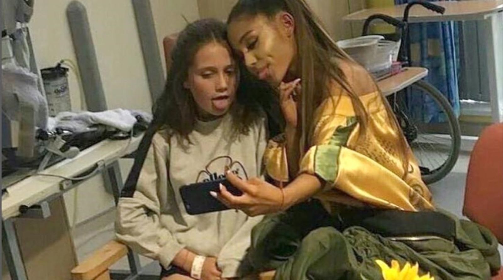 Ariana Grande se fotografía con una niña.