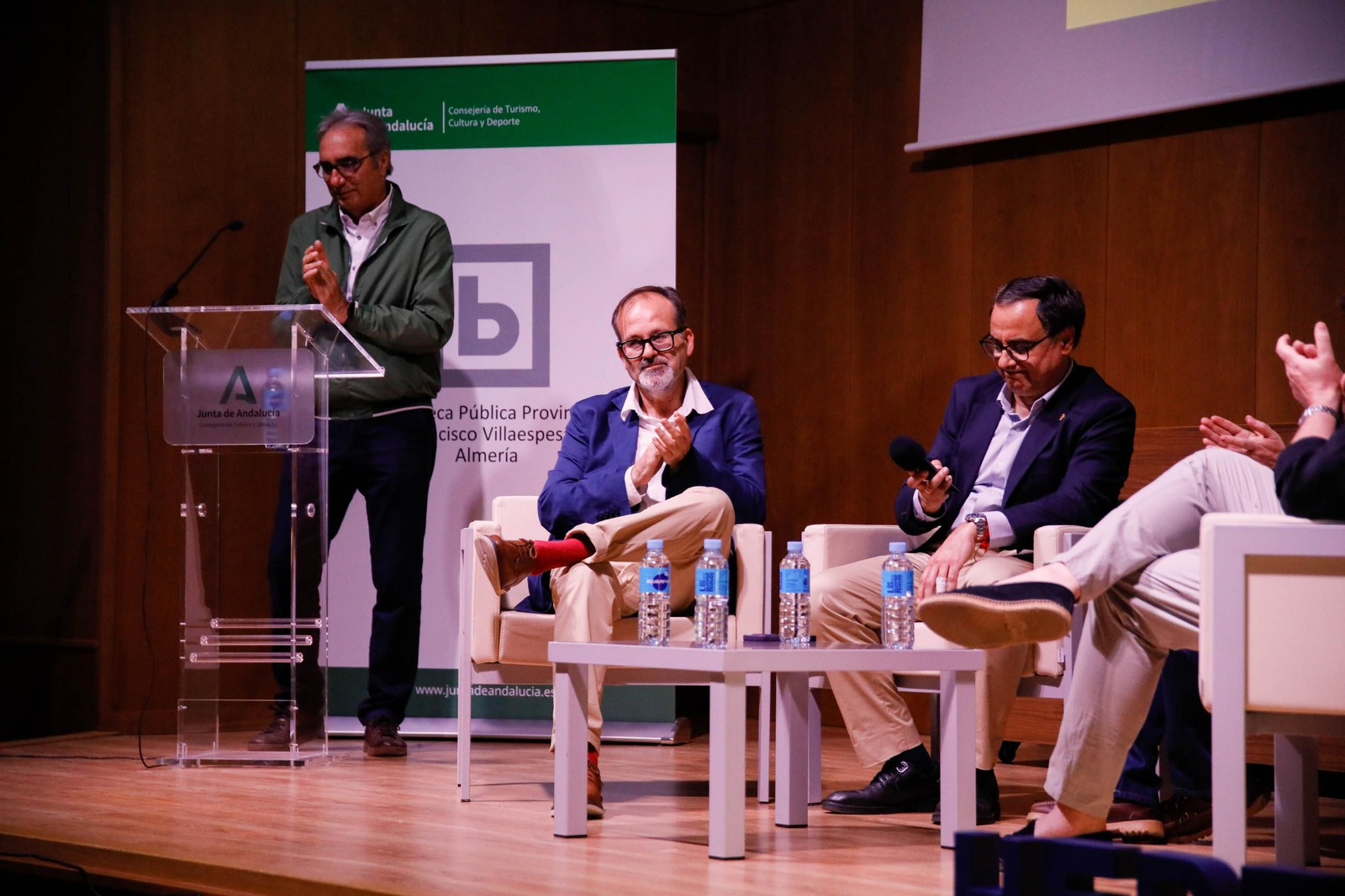 Imágenes de la presentación del documental "Almagrera, un sueño minero" en la biblioteca Villaespesa de Almería