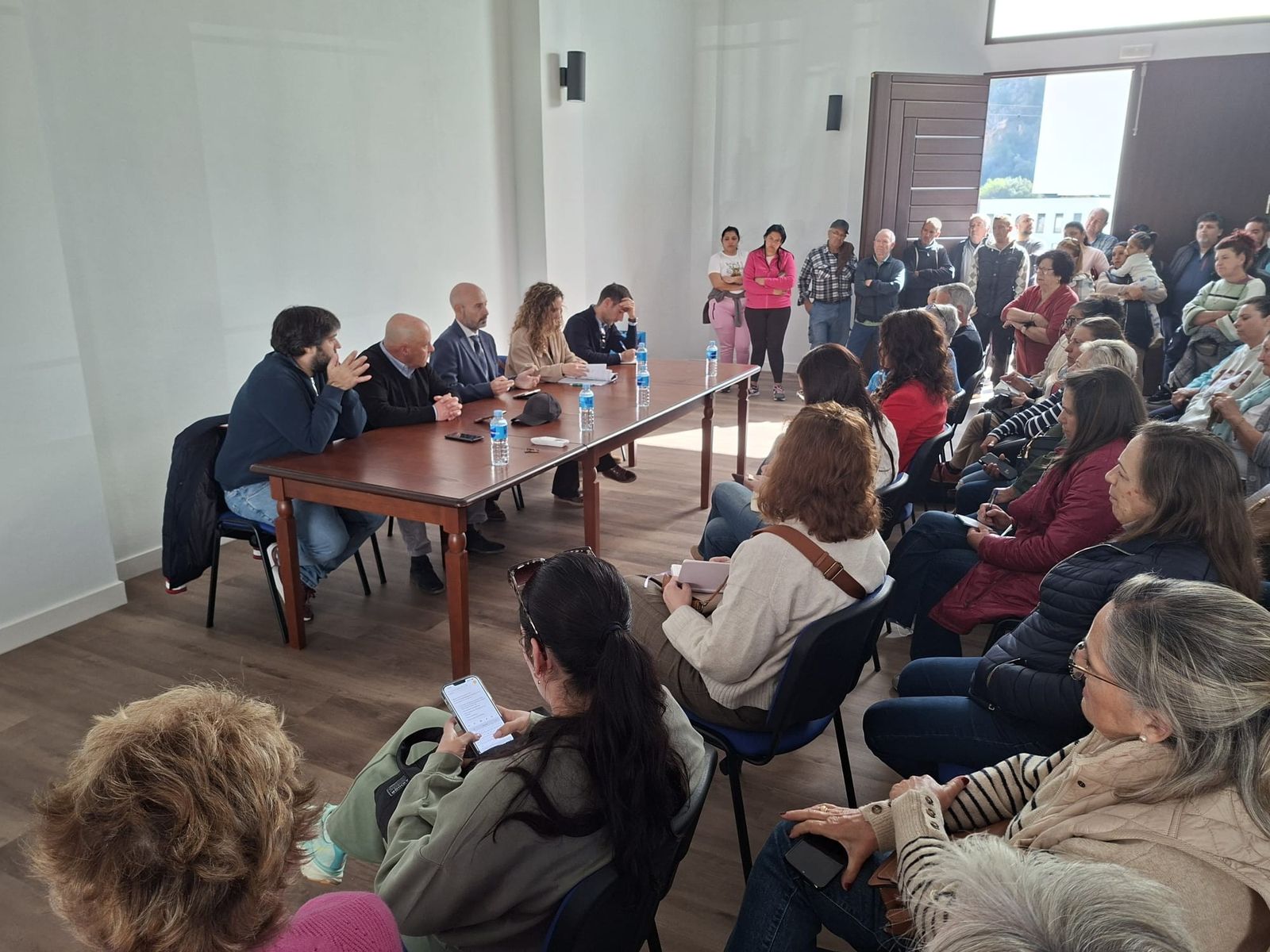 Reunión del subdelegado con vecinos de Benaoján.