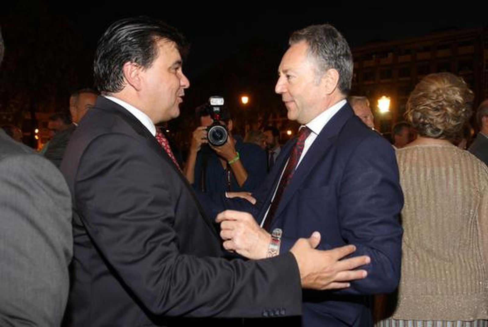 El alcalde de Huelva, Gabriel Cruz, saluda al presidente del Grupo Joly, José Joly.

Foto: Alberto Dominguez / Josue Correa / Canterla