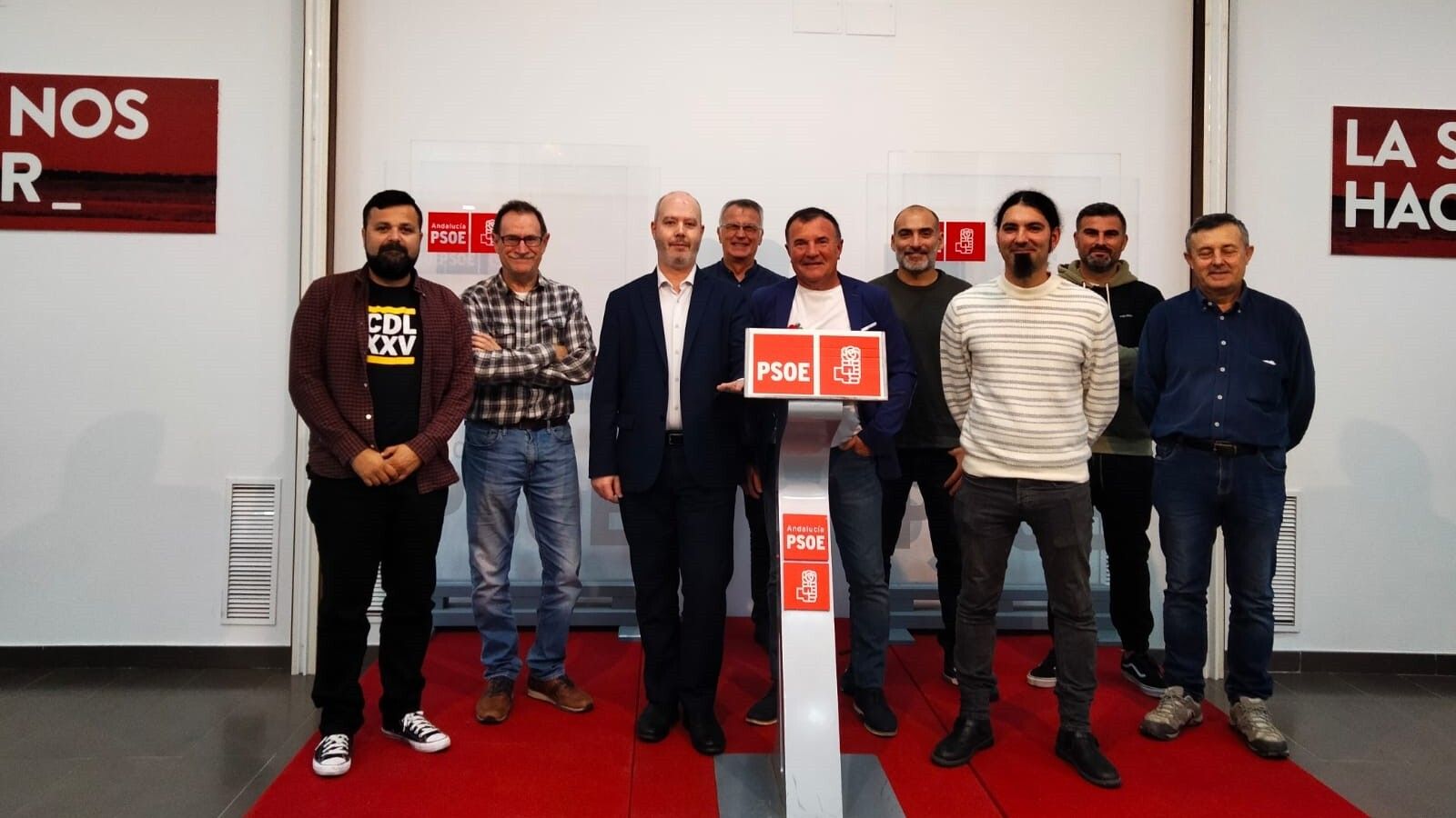 El diputado del PSOE por Cádiz José Ramón Ortega, con los representantes sindicales de Airbus.