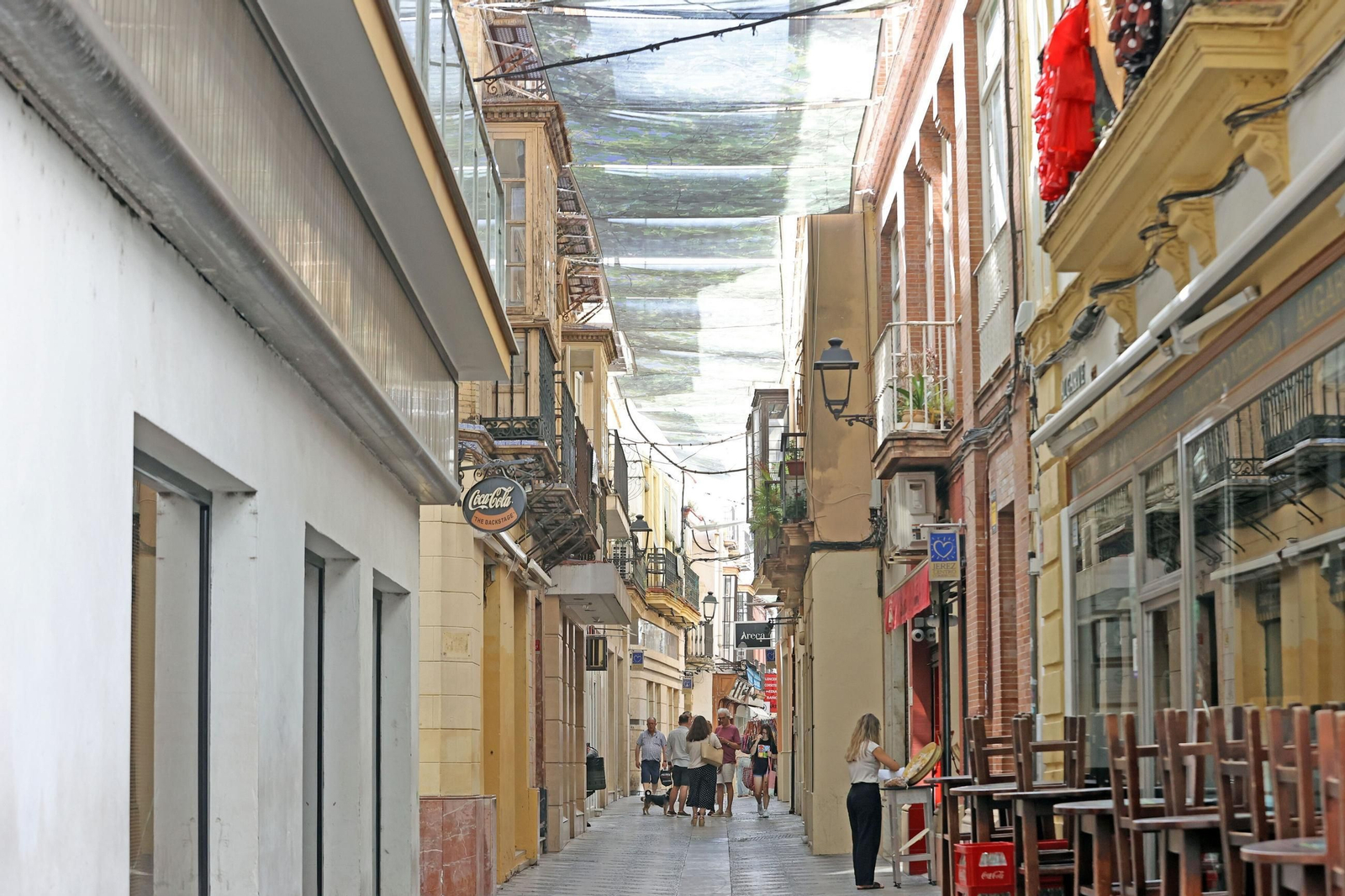 La céntrica calle Algarve de Jerez con toldos para mitigar los efectos del calor