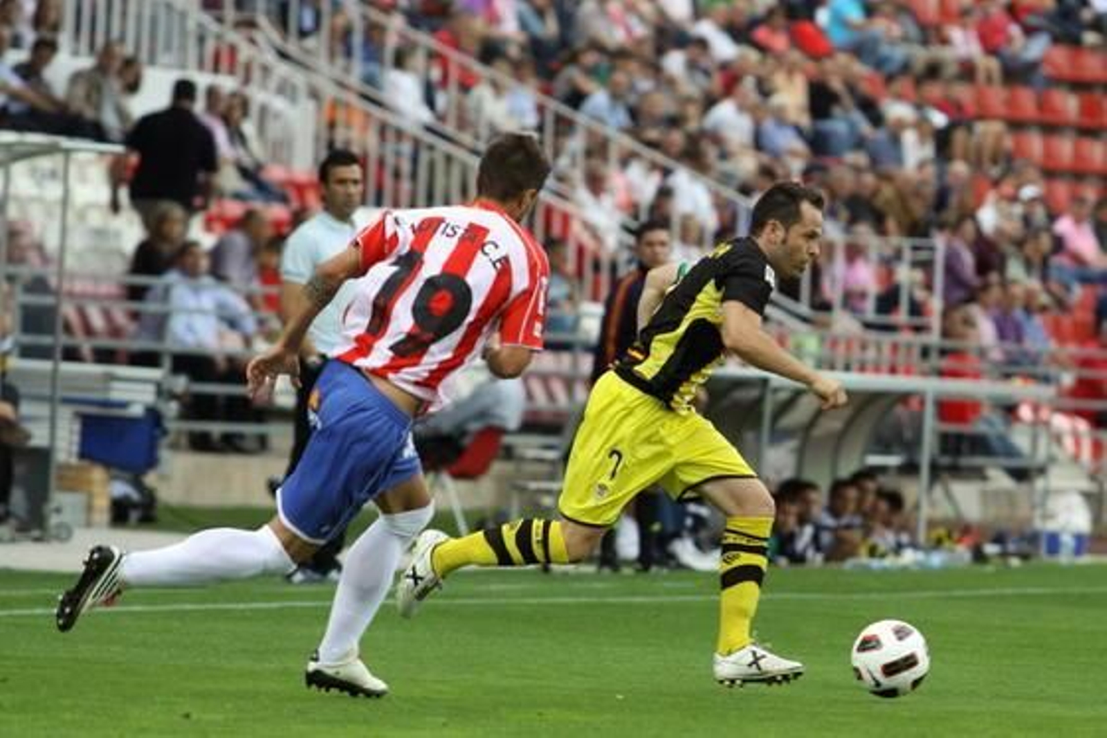 Artega avanza con la pelota controlada ante un rival. / LOF