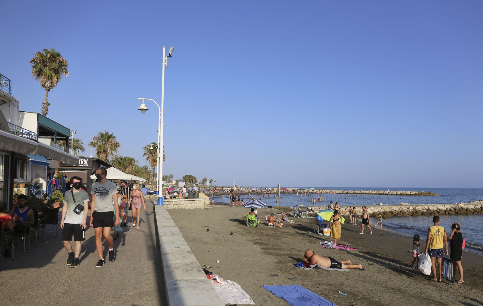Así se está viviendo el verano del coronavirus en Pedregalejo. Fotos al atardecer