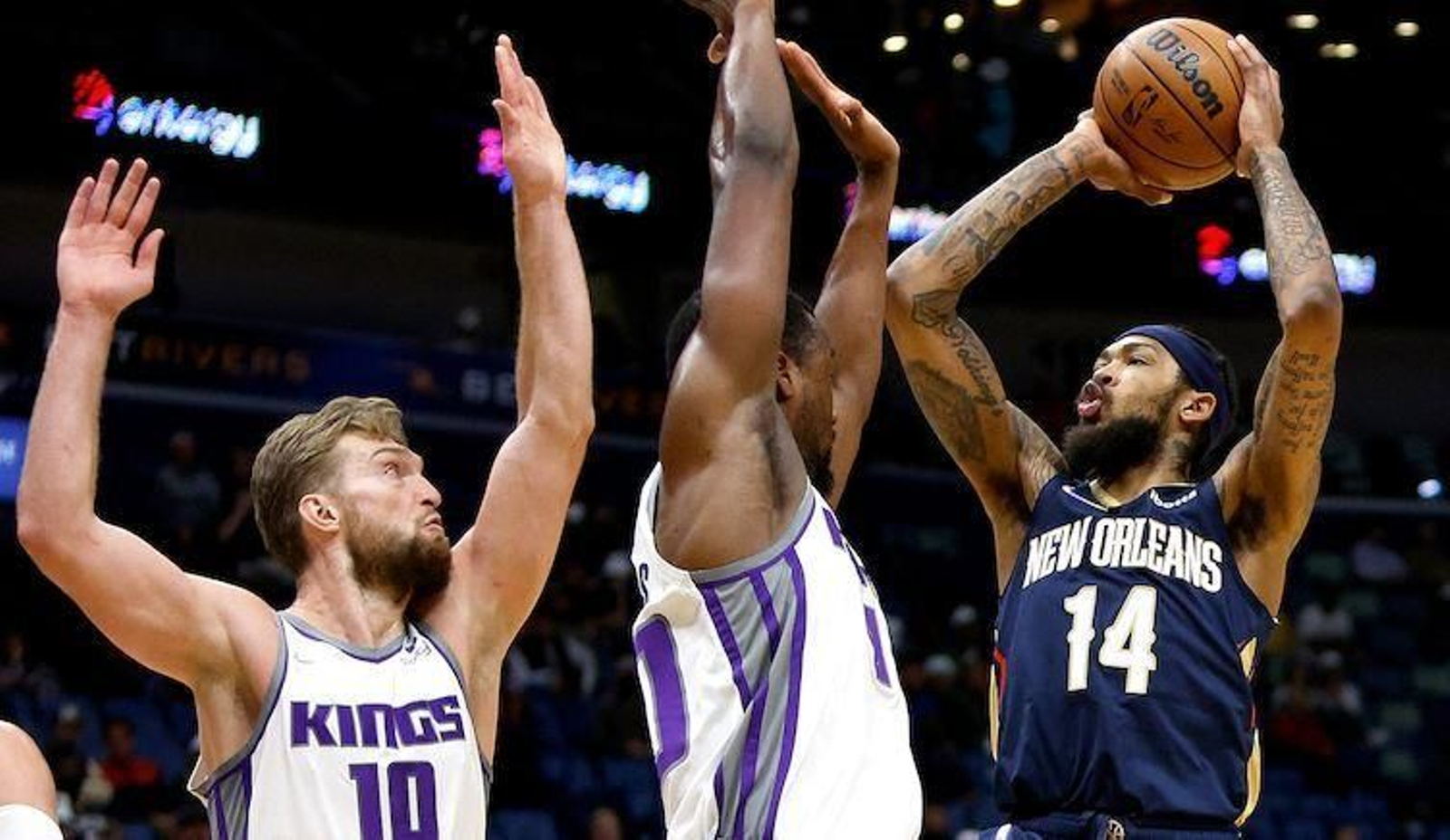 Domas Sabonis intenta taponar a Ingram.