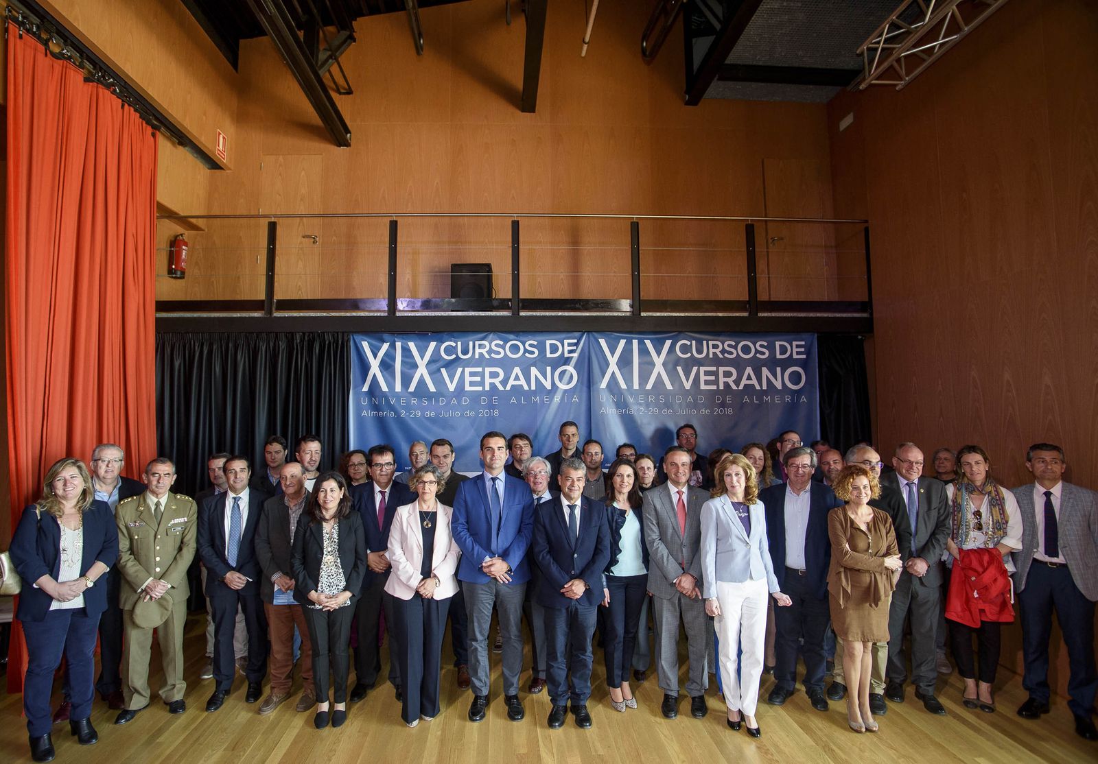 El rectorde la UAL junto al alcalde de Almería, el diputado de Cultura, el delegado de Economía, la concejala de Educación de Roquetas de Mar, la directora territorial de Cajamar, la vicerrectora de Extensión Universitaria, la directora de los cursos de verano y algunos de los ponentes que participarán en los diversas temáticas de esta edición.