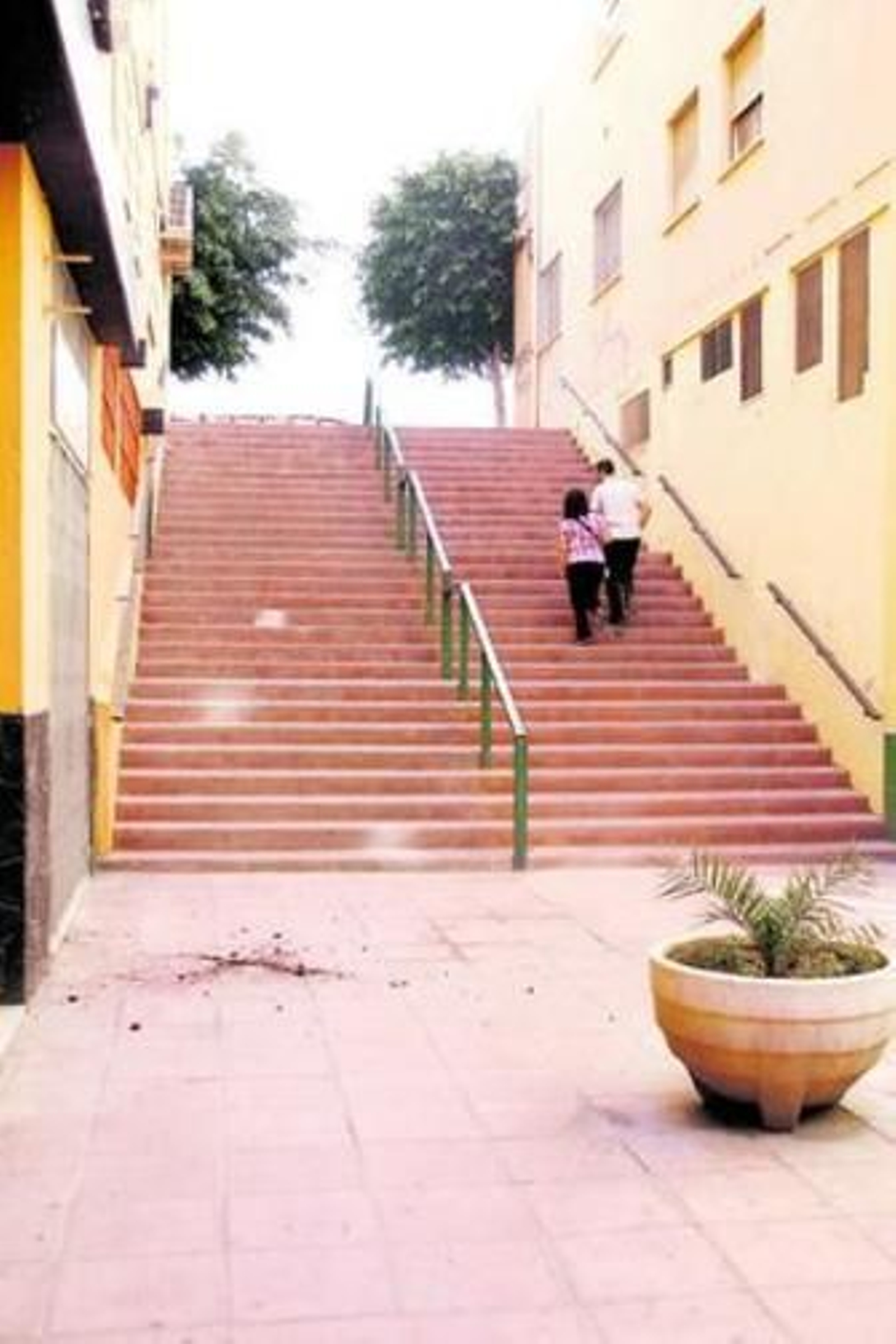 Una pareja asciende por las escaleras de la Plaza.