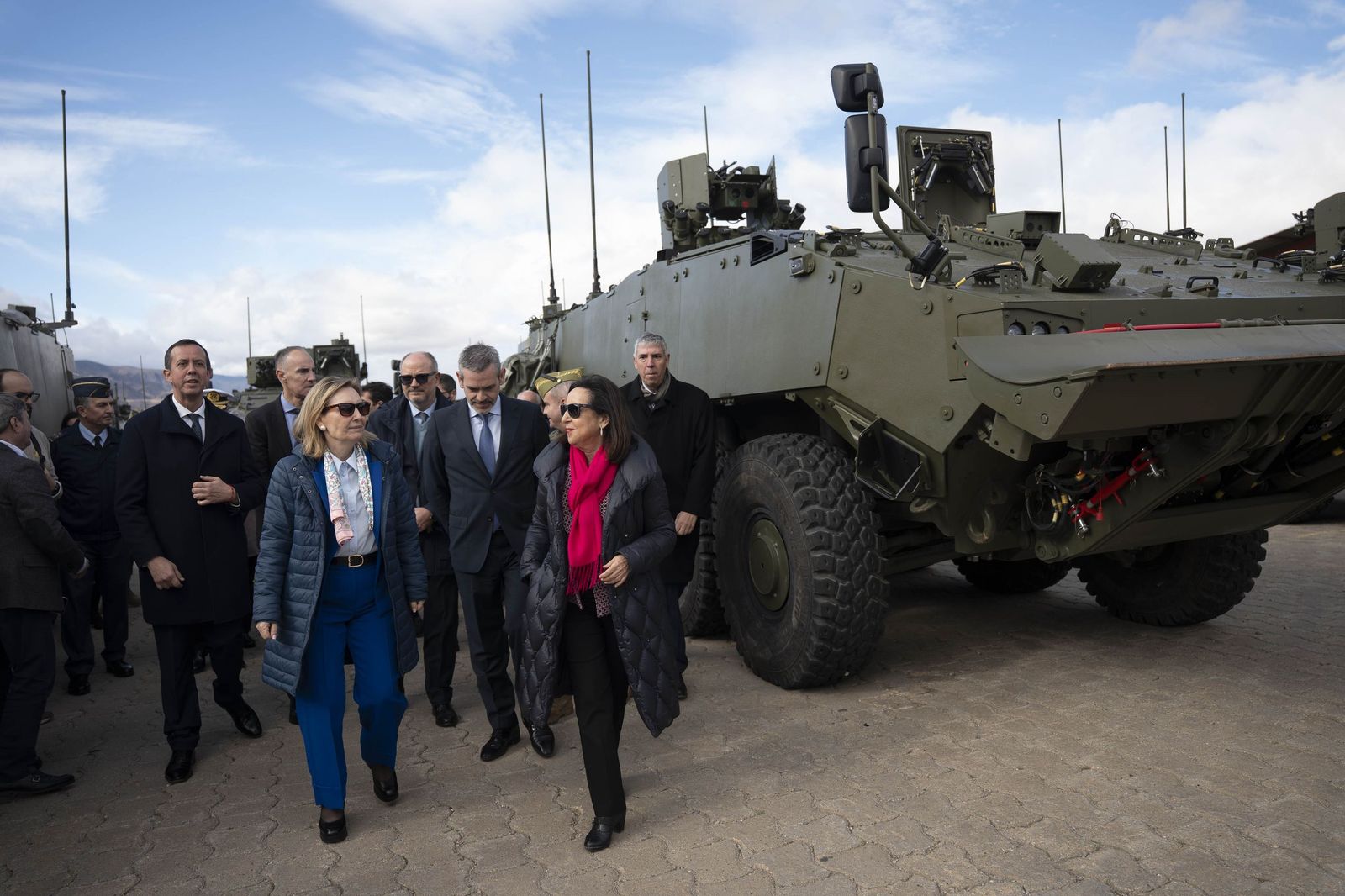 Margarita Robles entrega en Viator los primeros vehículos 8x8 ‘Dragón’ al Ejército de Tierra