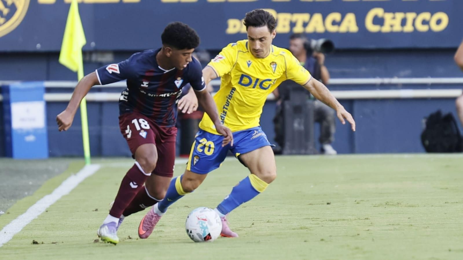 Iza Carcelén presiona a Adu Ares.