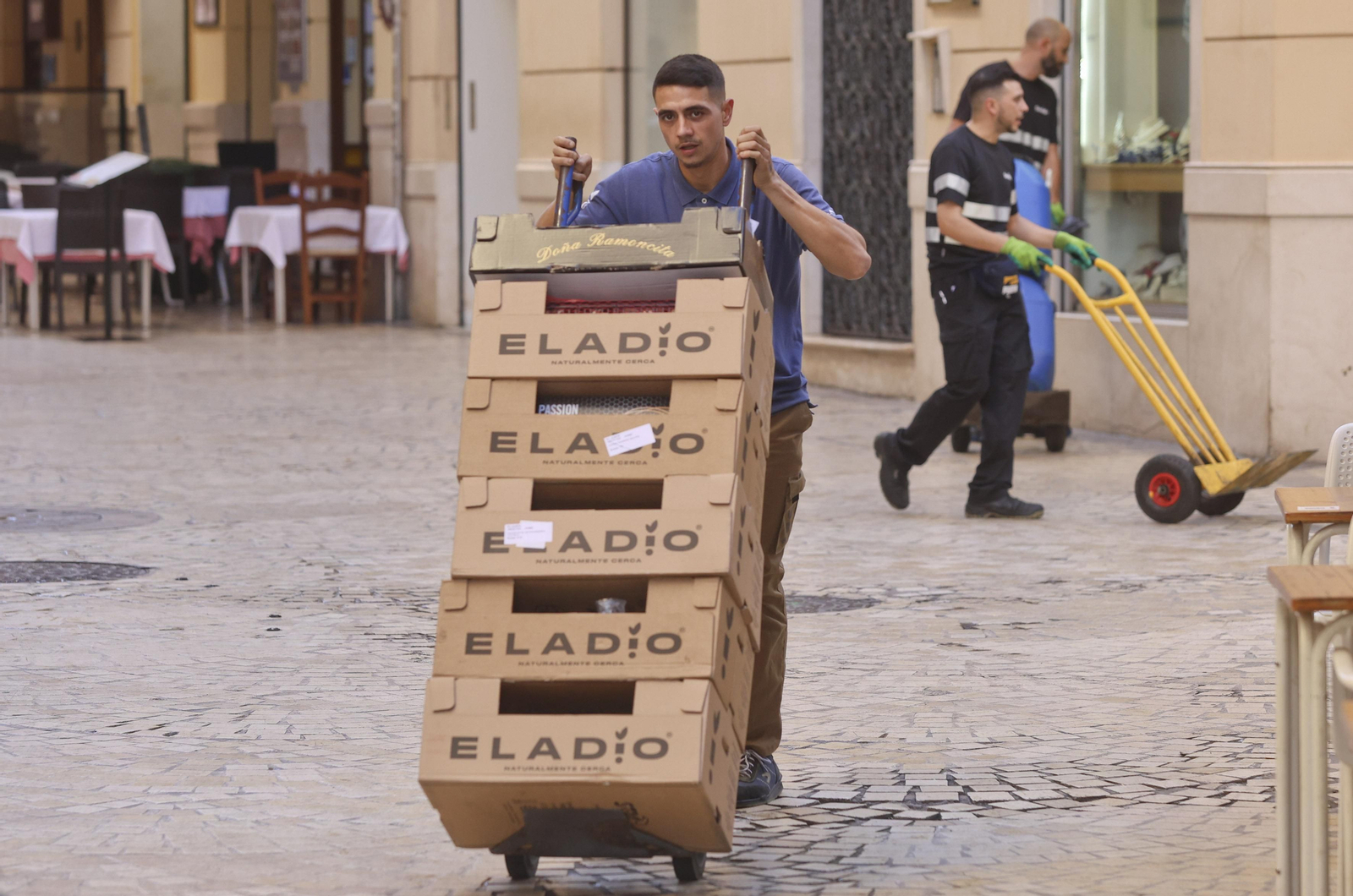 Un repartidor en el Centro de Málaga.