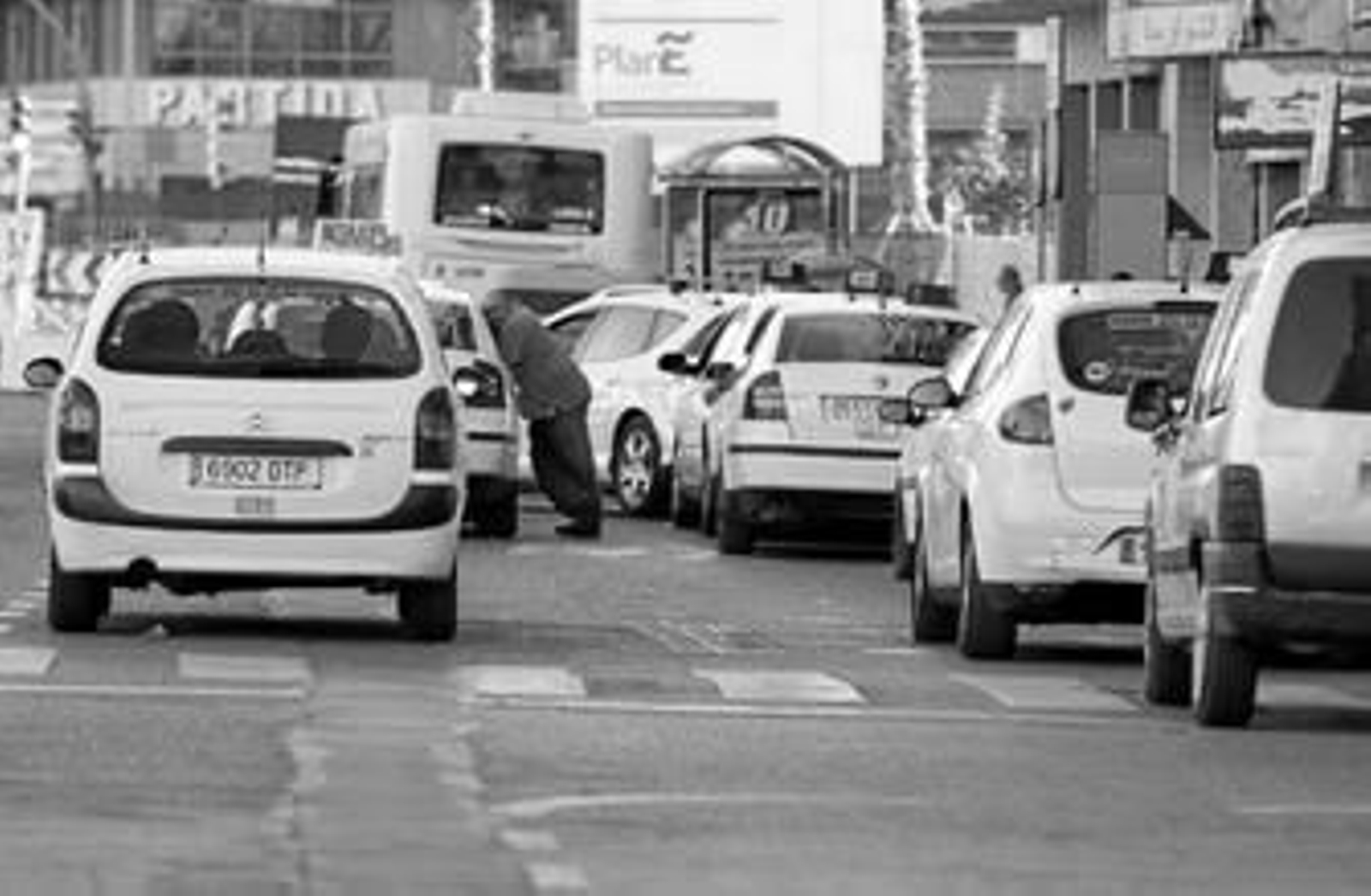 Un grupo de taxis en una parada a la espera de clientes.