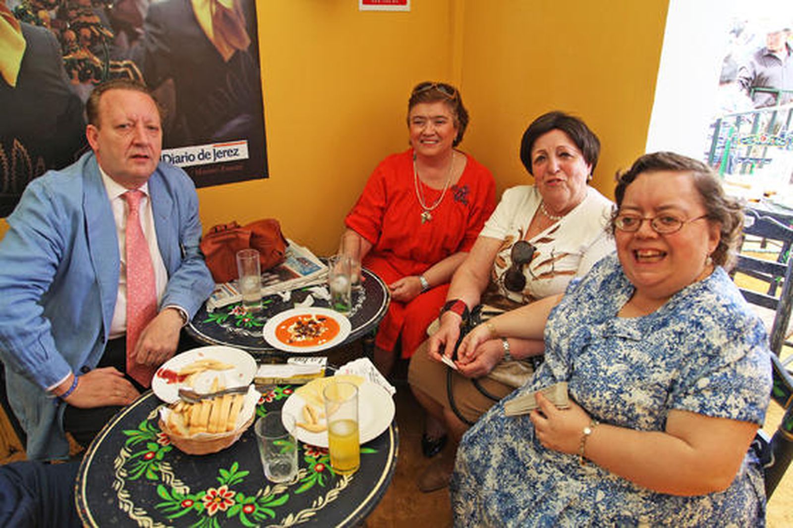 Rafael Padilla, consejero editorial del Grupo Joly, y su mujer Rocío Domínguez; Sara Acuña, catedrática de la UCA de Derecho Eclesiástico; y María del Mar Padilla.

Foto: Vanesa Lobo