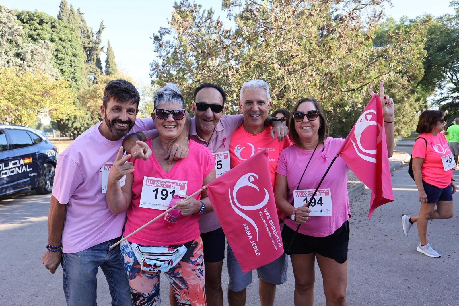 La Marcha Rosa contra el cáncer de mama recorre las calles de Jerez