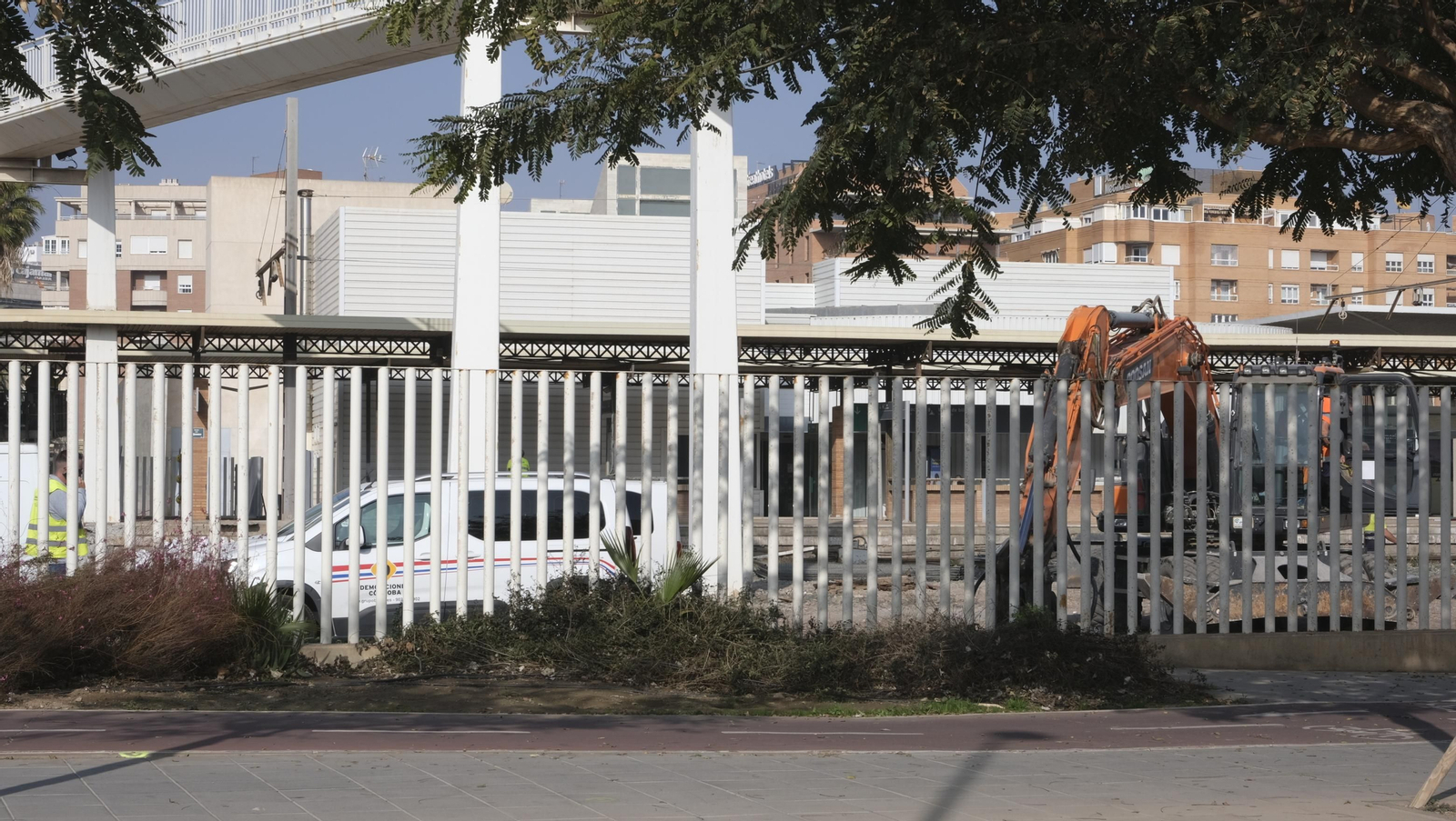 Imágenes del desmatelamiento de la pasarela de Renfe, en Almería