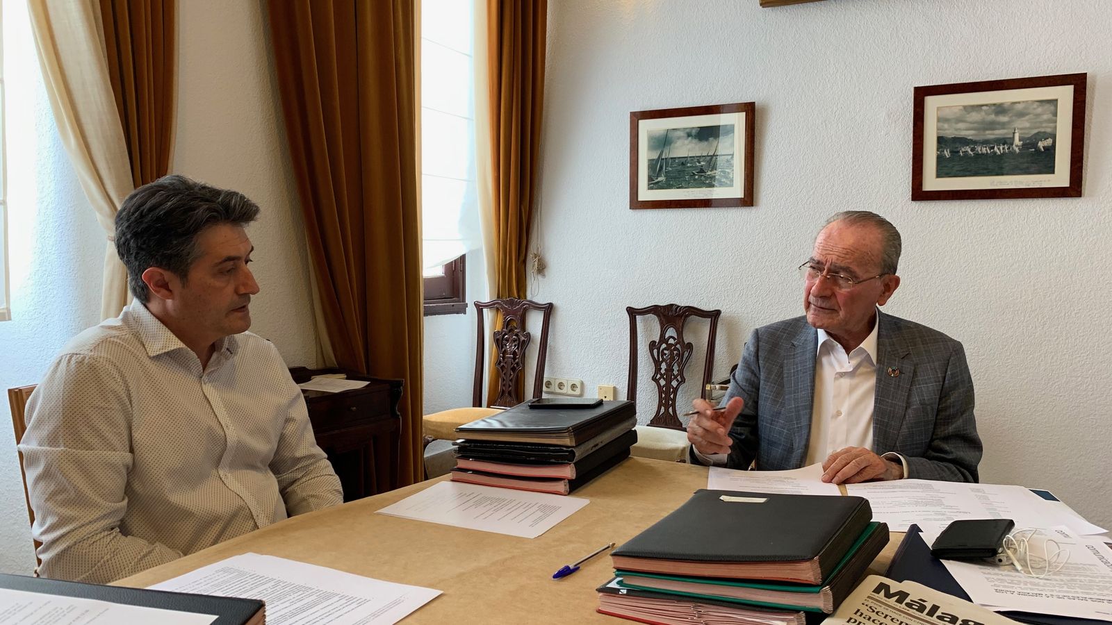 De la Torre, esta mañana, en su despacho, junto al coordinador general del Ayuntamiento, Manuel Jiménez.