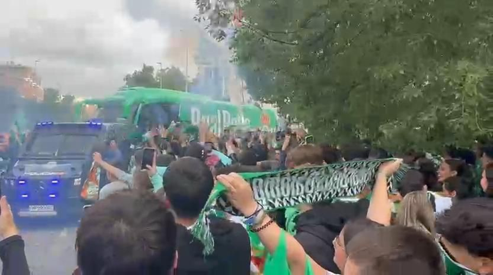 El ambiente en la salida del autobús del Betis hacia Nervión
