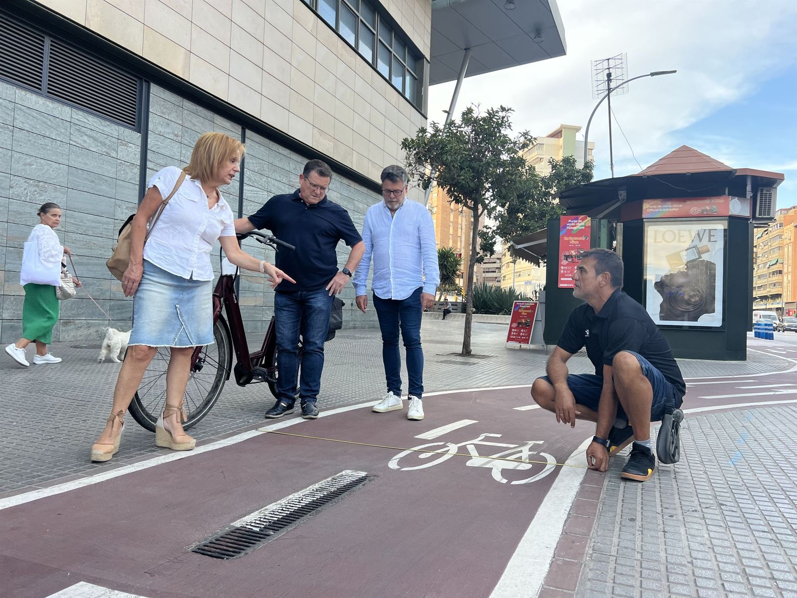 Begoña Medina, Jorge Quero; José Luis Martín, y Nacho Romera, en el carril bici de Héroe de Sostoa