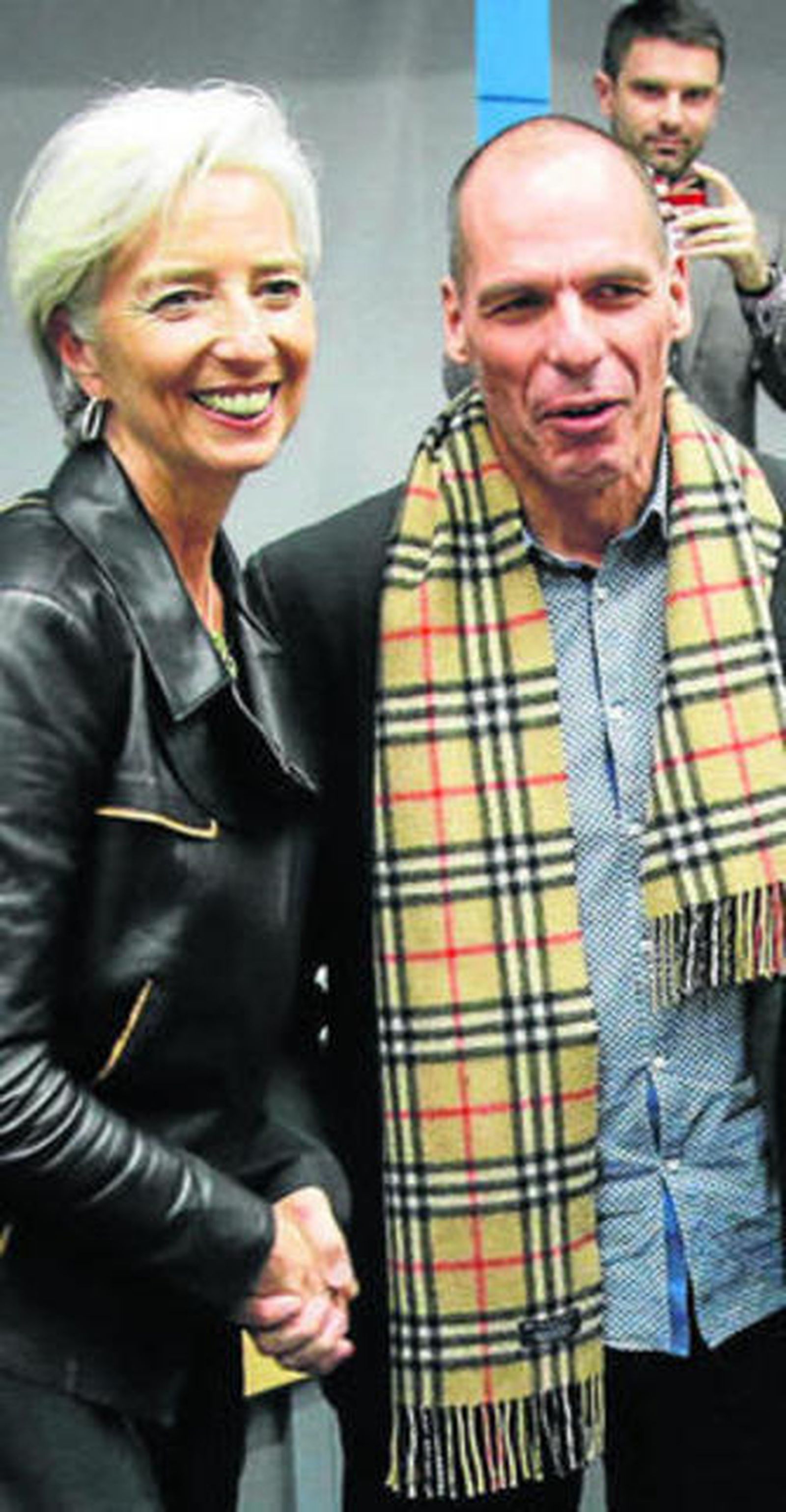 Lagarde saluda a Varufakis, en una reunión en Bruselas el pasado febrero.