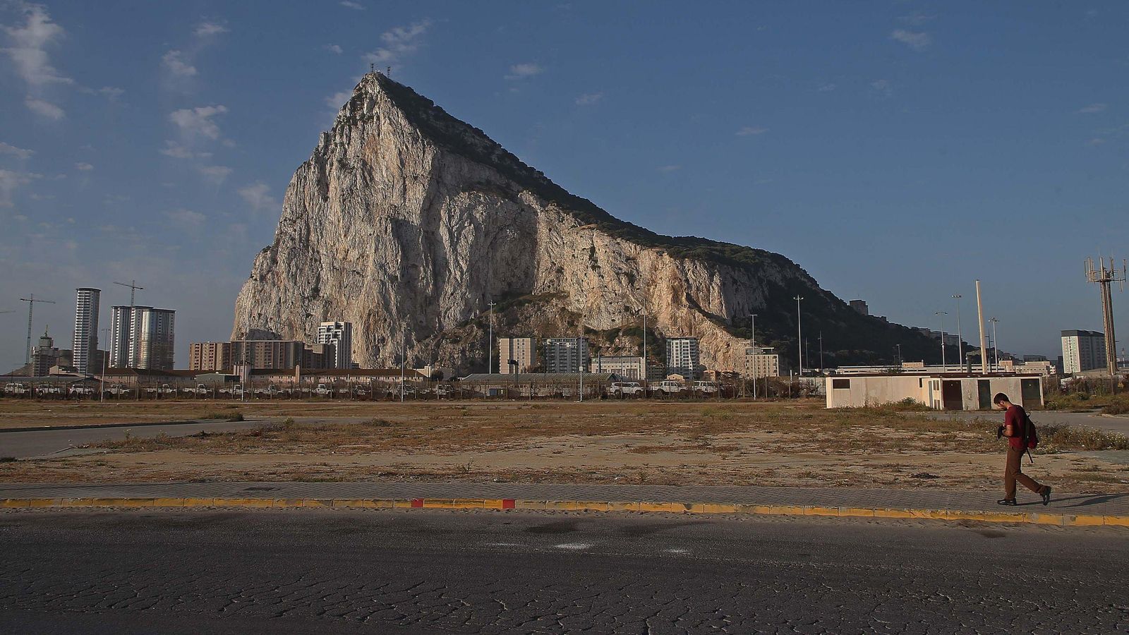 Una vista del peñón de Gibraltar visto desde La Línea.
