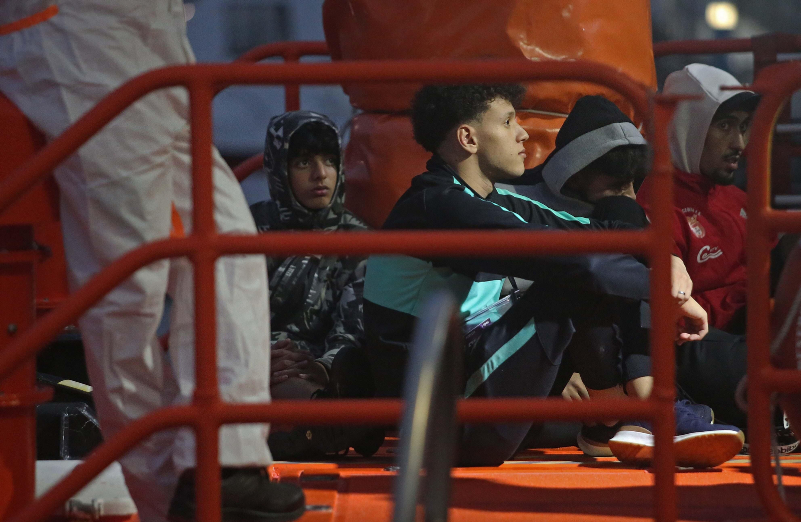 Imágenes de los 10 migrantes rescatados por Salvamento Marítimo en Algeciras