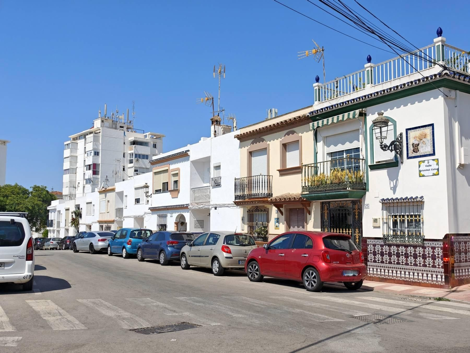 La calle Cristóbal Colón, en Estepona.