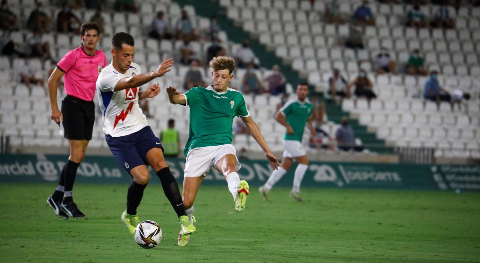 Simo presiona a un rival en el último amistoso del Córdoba CF.