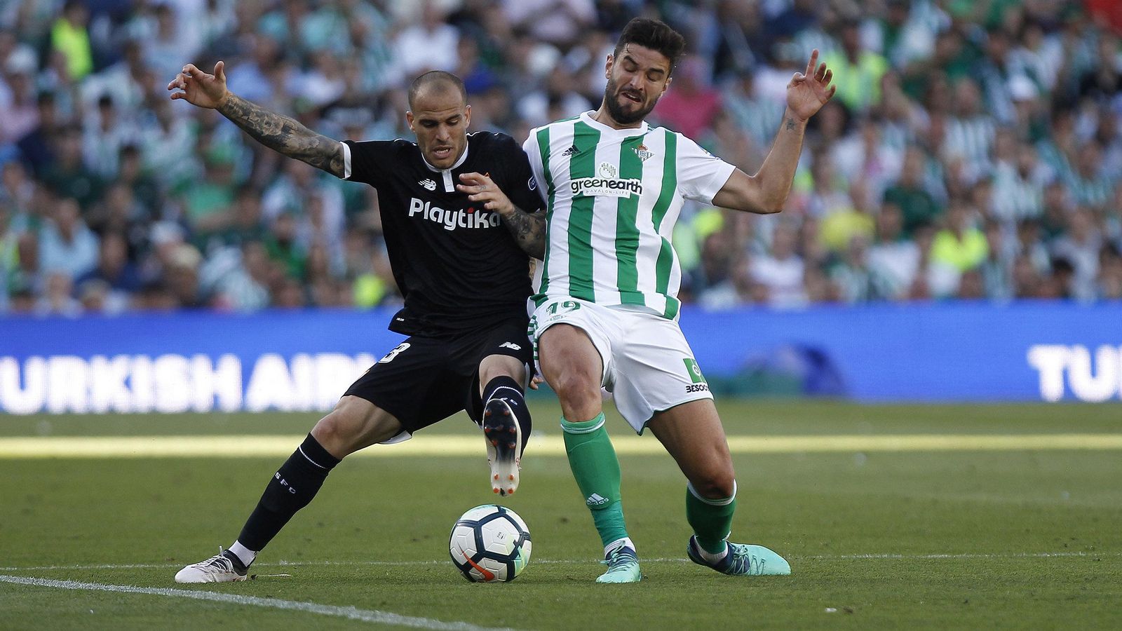 Sandro pelea una pelota con Barragán.