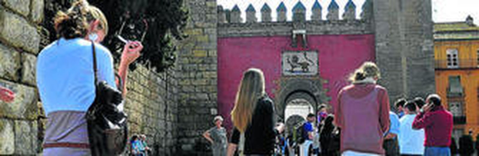 Un grupo de turistas, ayer, a las puertas del Alcázar.