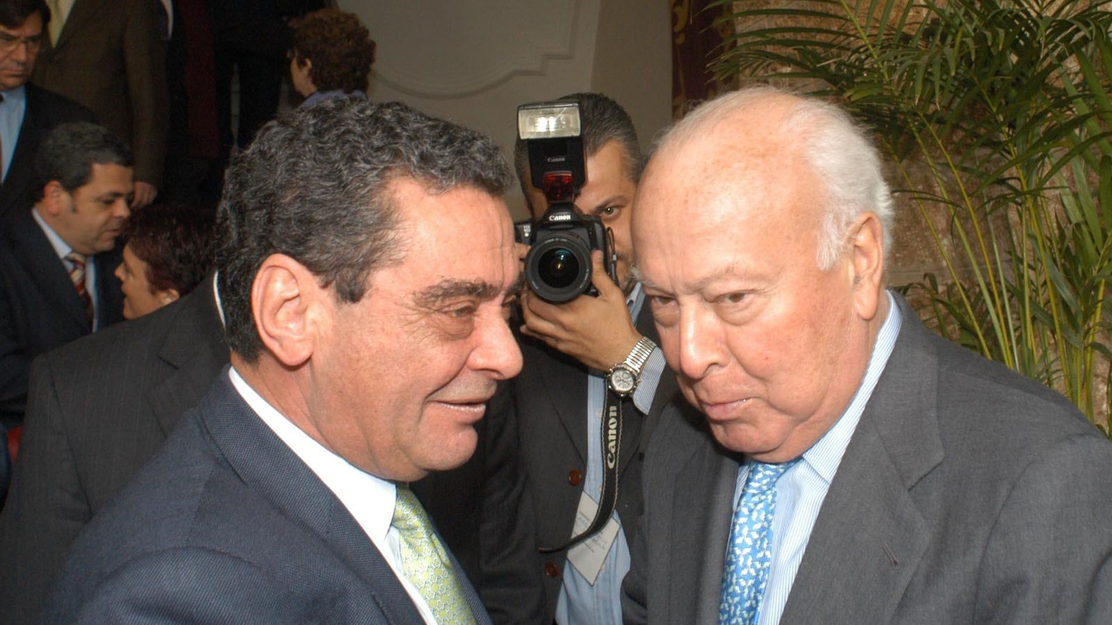 Delkáder junto al editor de El País, Jesús de Polanco