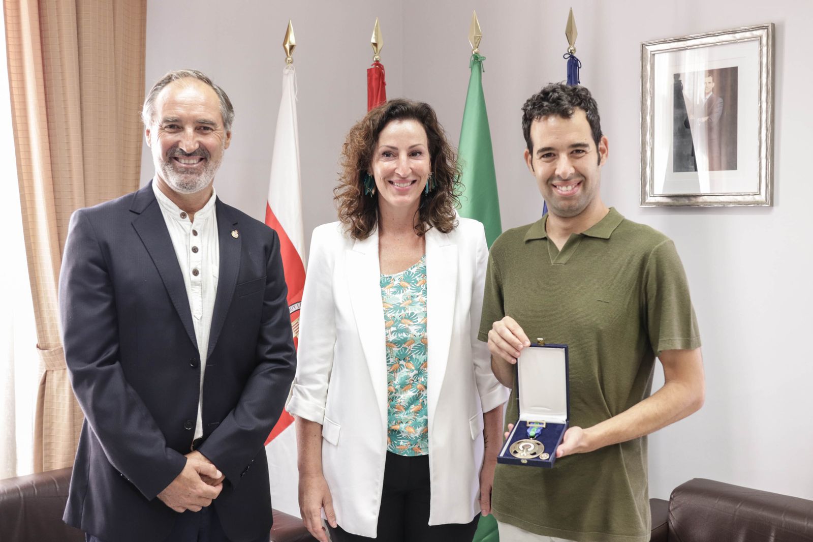 El nadador Carlos Tejada posa junto a la alcadesa y el concejal de Ciudad Activa, Movilidad Urbana y Deporte de Almería.