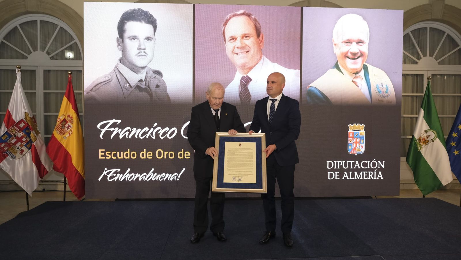 Francisco Ortega Viñolo junto al presidente de Diputación, José Antonio Garcia, este jueves durante la entrega de la Medalla de Oro de la institución.