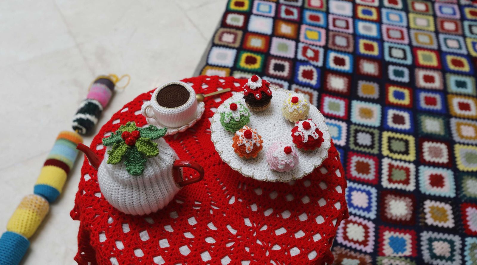 Hilos de Navidad: Las tejedoras de Recrearte llenan el Museo Municipal de Algeciras con las decoraciones en coché