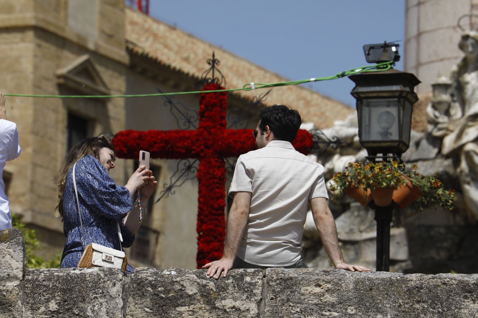 Los turistas abarrotan las calles y Las Cruces de Córdoba, en imágenes