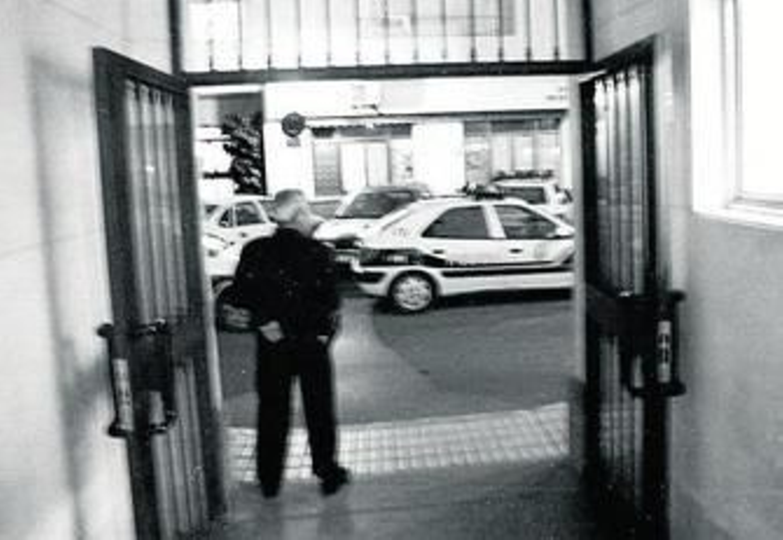 Un agente, en la puerta de la Comisaría portuense.