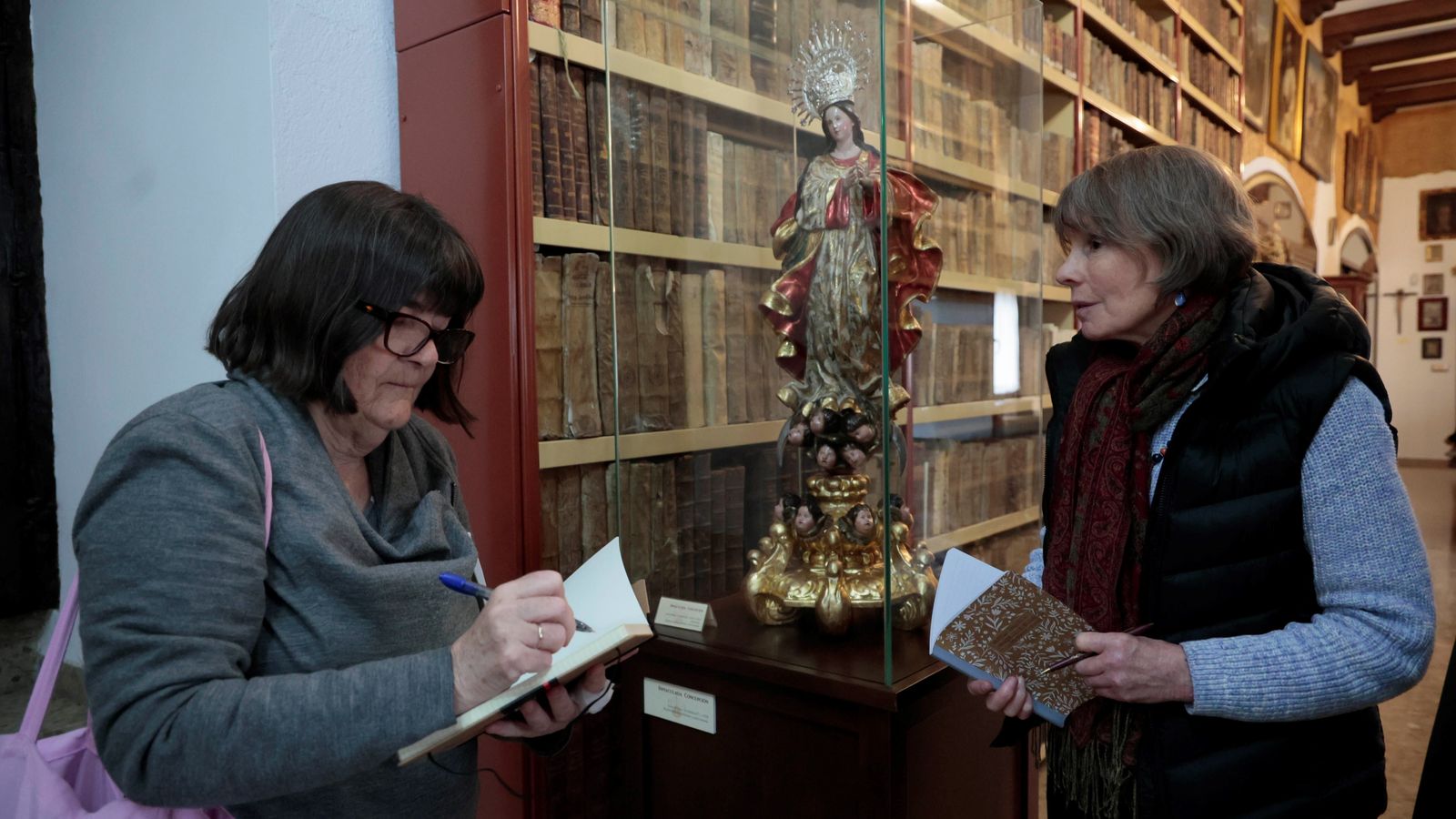 Catherine Hall-van den Elsen y Marjorie Trusted delante de la Inmaculada atribuida a La Roldana.