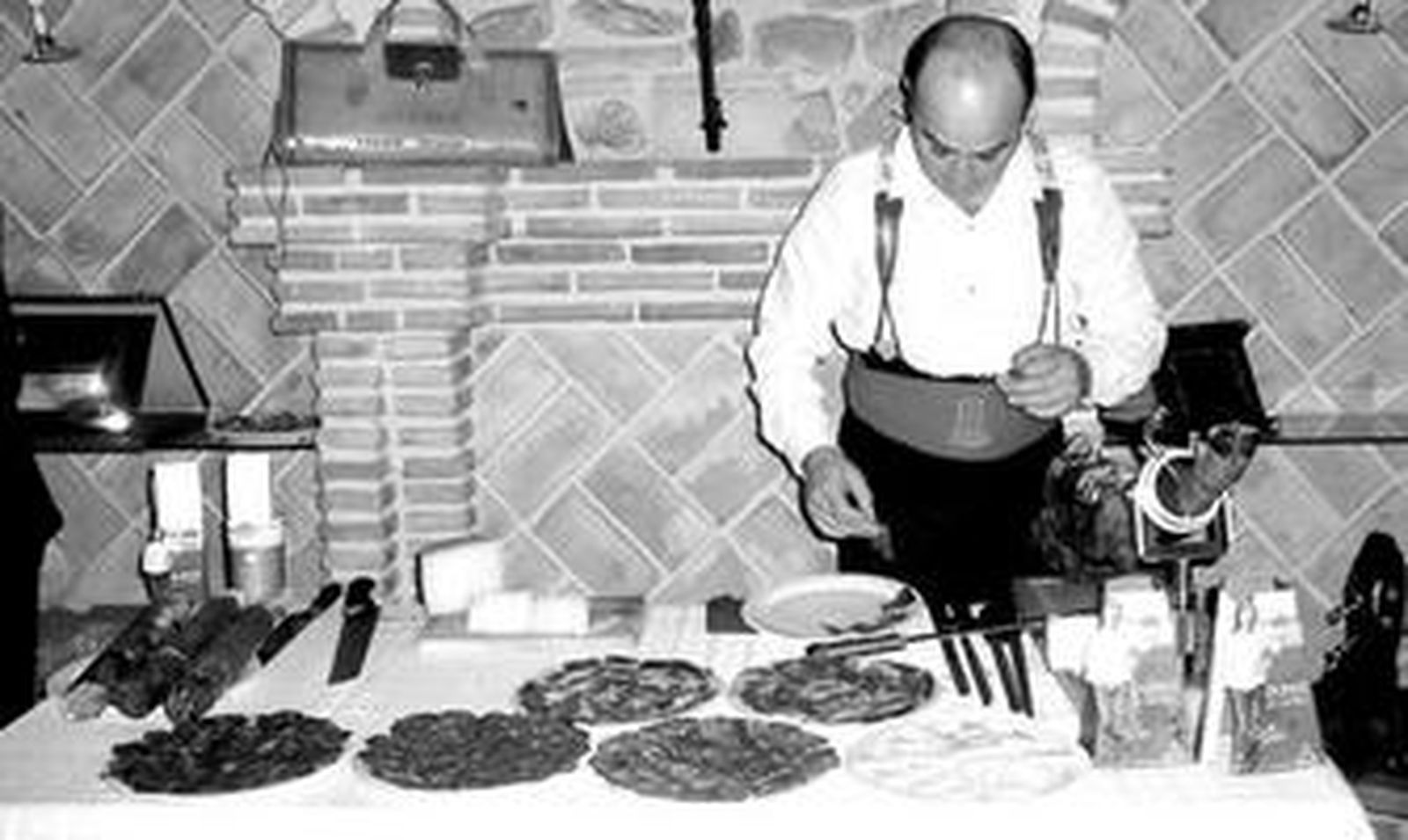 Embutidos, quesos y jamones ibéricos de bellota son algunos de los productos que degustaron los hosteleros.