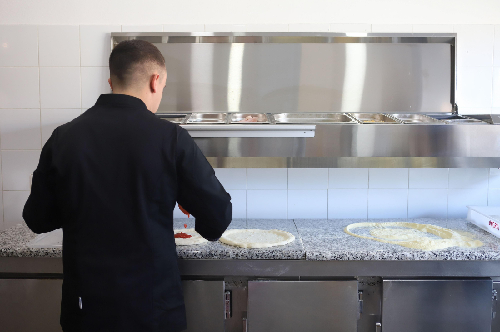 Elaboración de pizzas al autentico estilo italiano en Pizzeria Napoli, en imágenes