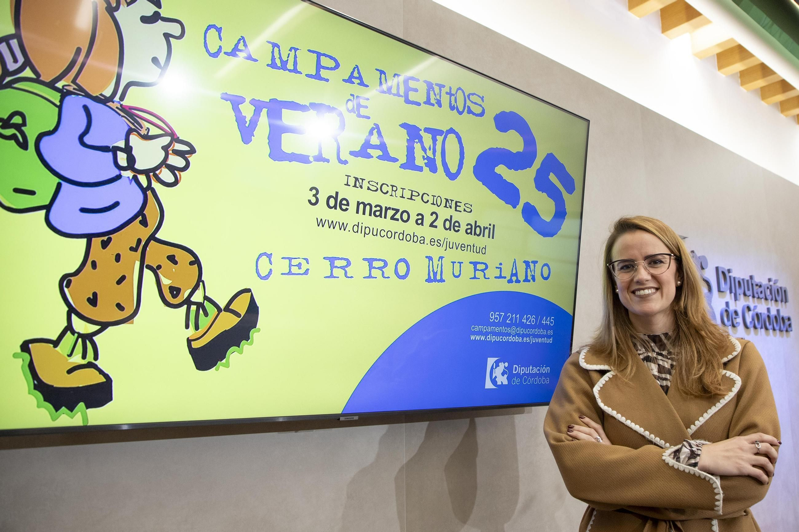 Sara Alguacil, con la imagen promocional de los campamentos de verano de Cerro Muriano 2025.