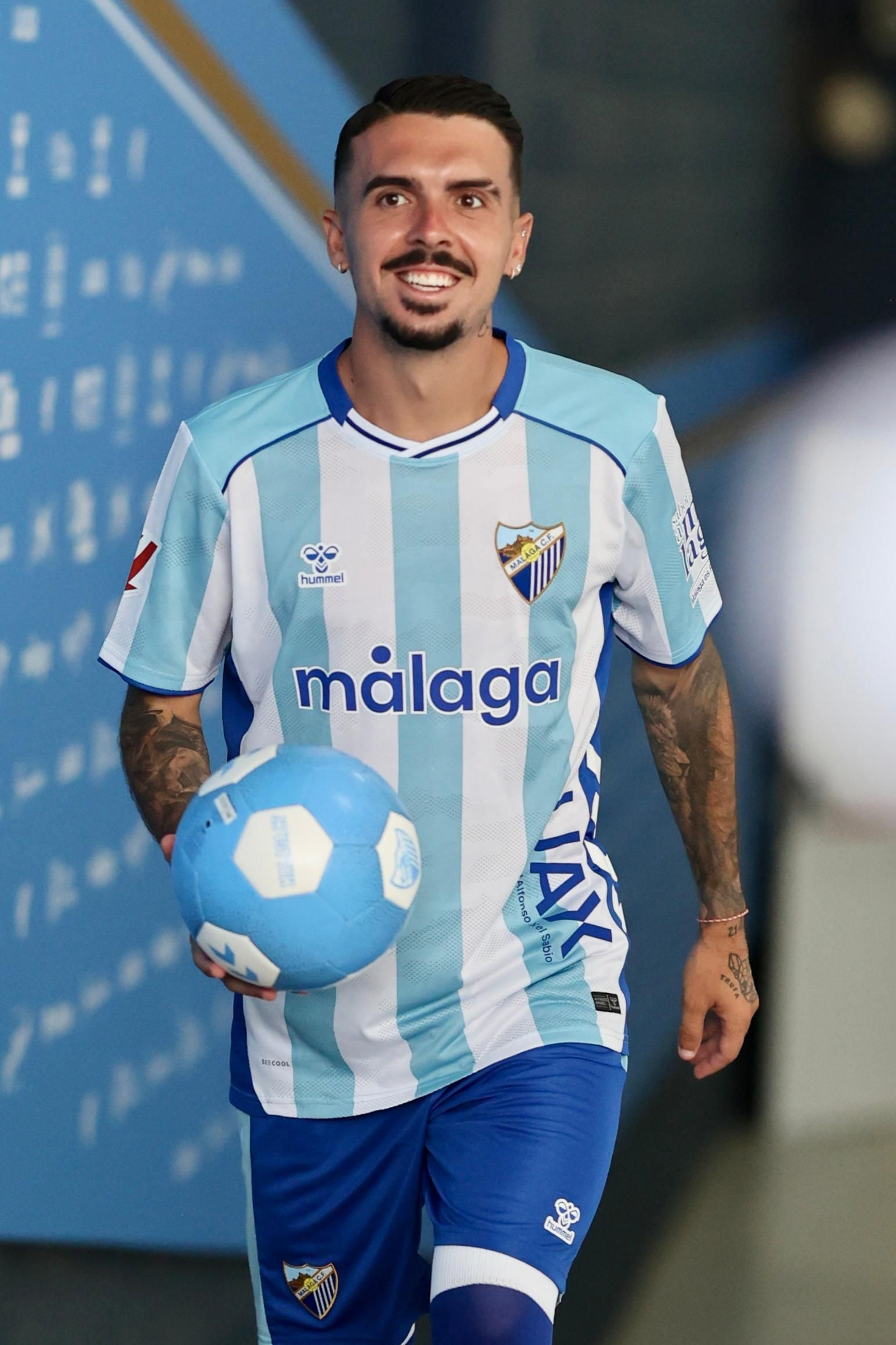 Joaquín Muñoz, radiante y con su gente en su primer día de malaguista