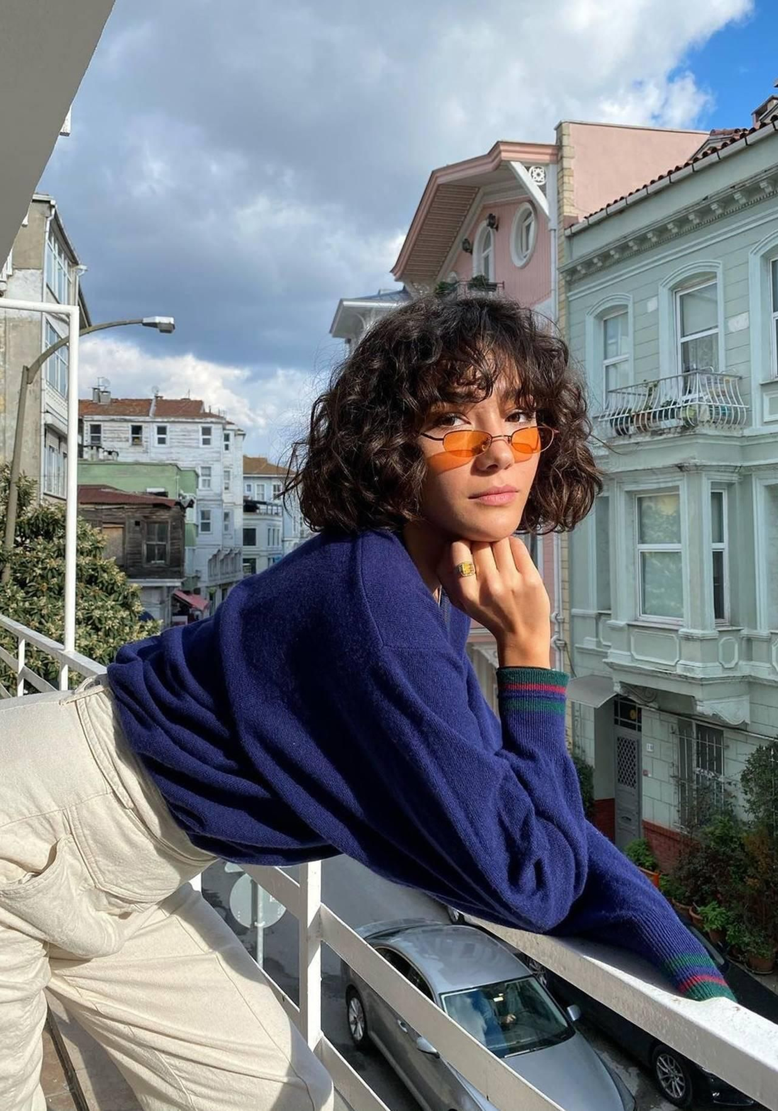 Corte de pelo bob francés para un cabello rizado.