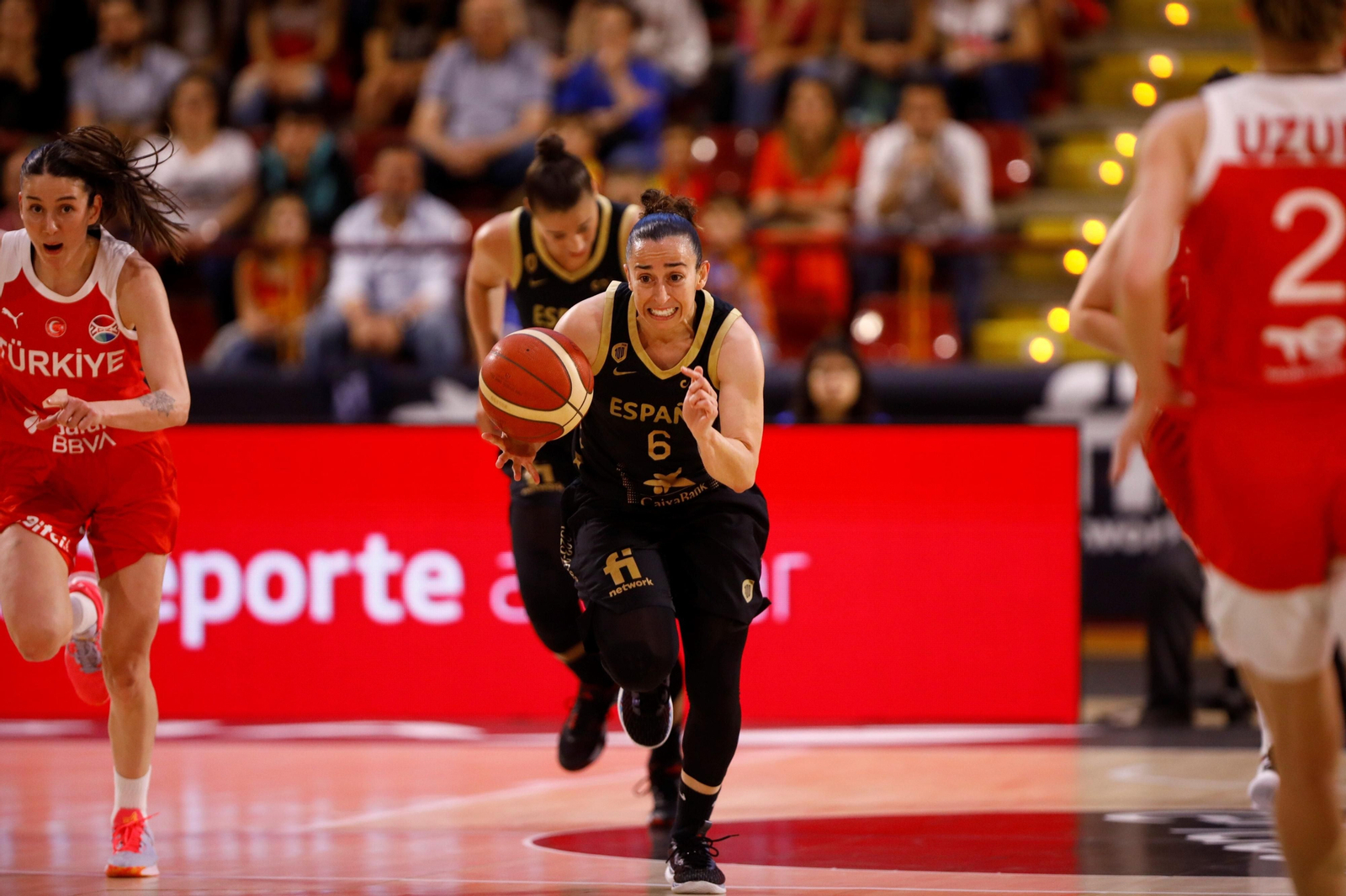 Las mejores fotos del triunfo de la selección española femenina de baloncesto sobre Turquía en Córdoba