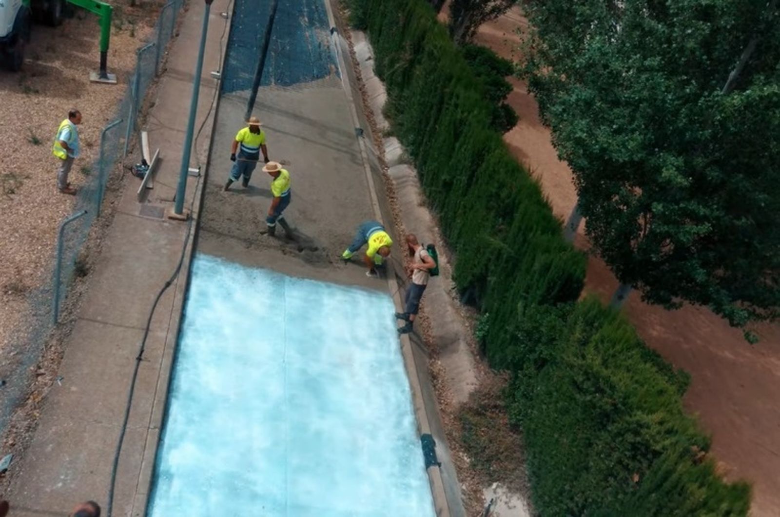 Operarios durante la construcción de la carretera.