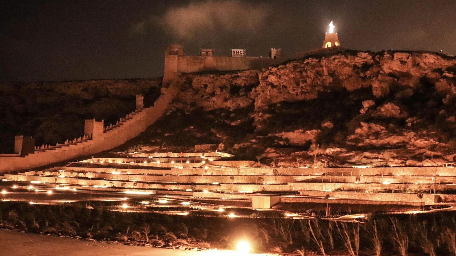 Vistas espectaculares de los Jardines del Mediterráneo, la Muralla y el Cerro San Cristóbal