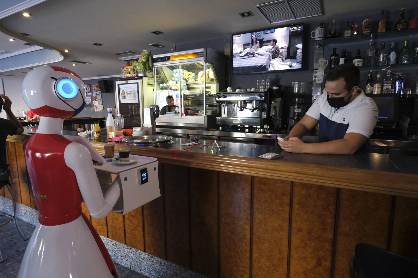 Fotogalería de Herbelita, la robot camarera de El Alquián.