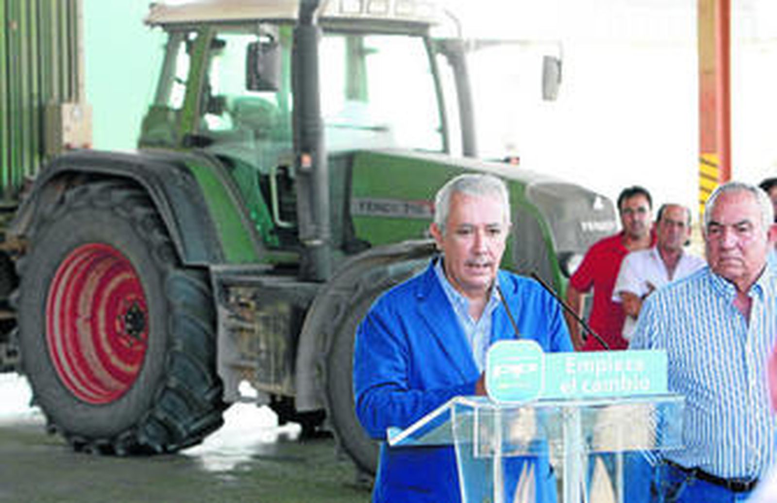 El presidente del PP-A, Javier Arenas, ayer, en una empresa agrícola de Sevilla.