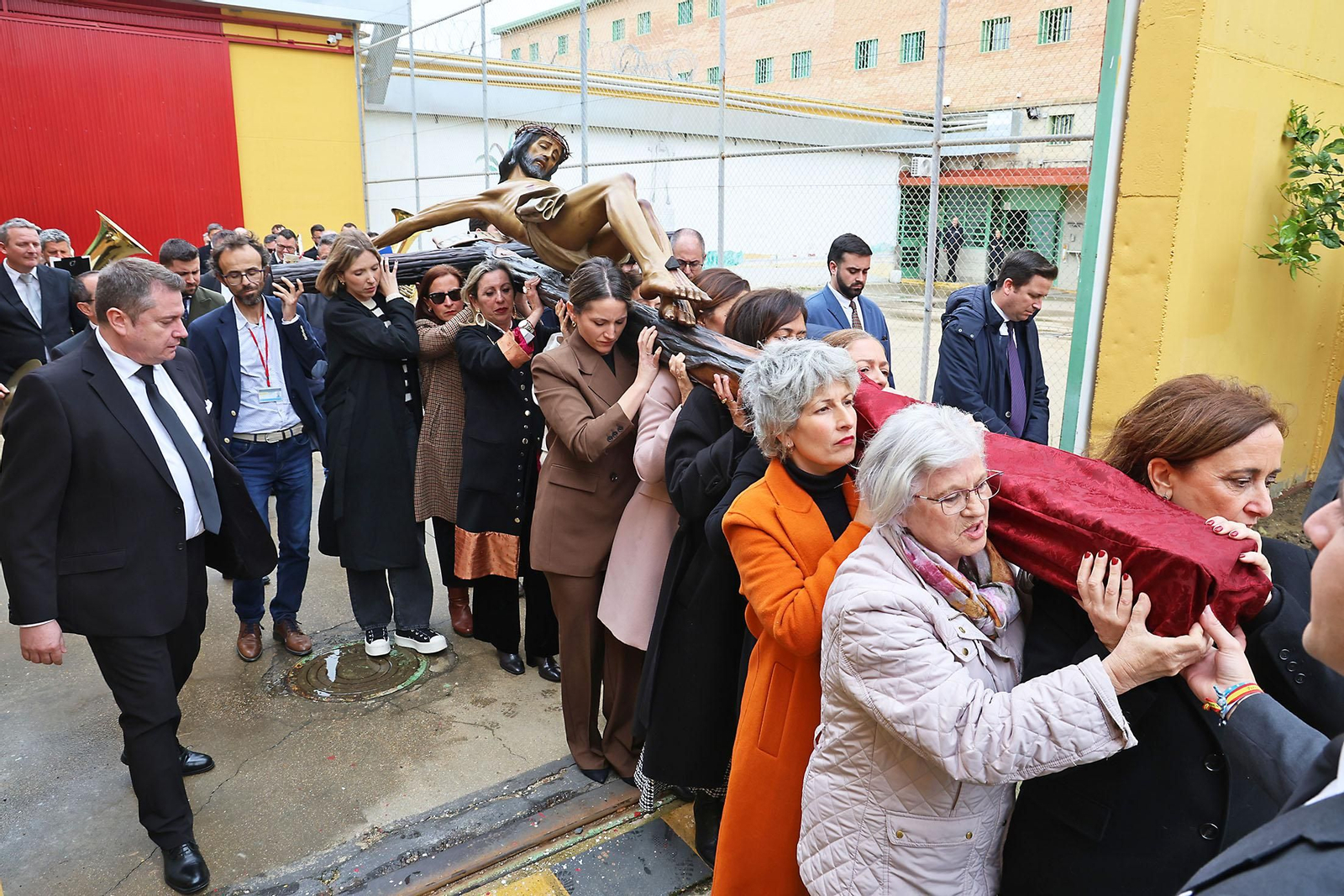 Las mejores imágenes del traslado del Cristo de la Pasión al Centro Penitenciario de Huelva