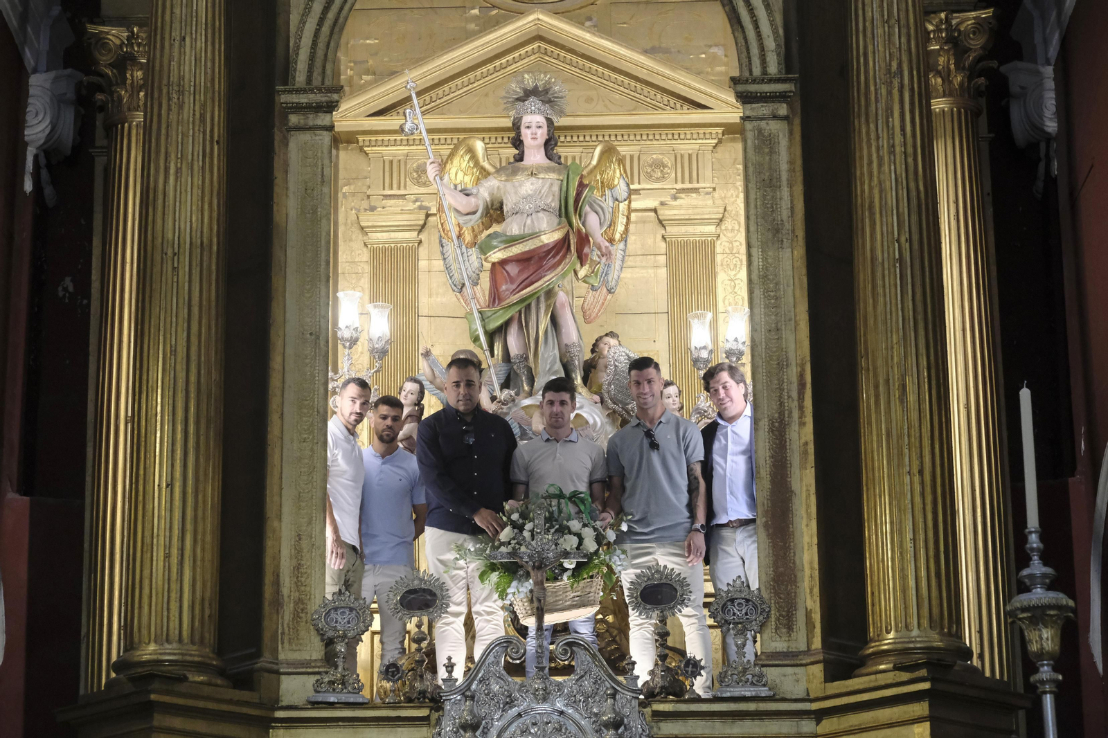La ofrenda floral del Córdoba CF a San Rafael, en imágenes