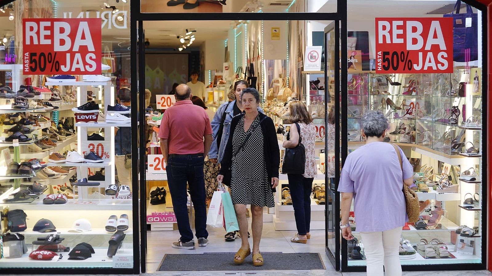 Animación en la entrada y salida de un comercio.